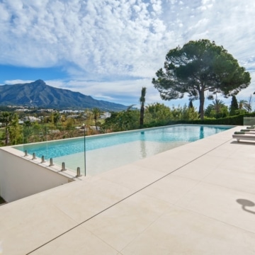 Stylish five bedroom villa with Panoramic Views in Nueva Andalucia, Marbella Picture 45