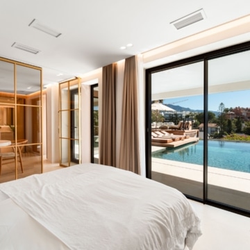 Luxury renovated five bedroom villa with panoramic sea and mountain views in Nueva Andalucía Picture 46
