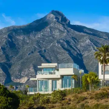 Contemporary villa with modern architecture and panoramic coastal views set in the elevated surroundings of Nueva Andalucía Picture 8