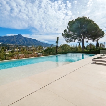 Stylish five bedroom villa with Panoramic Views in Nueva Andalucia, Marbella Picture 46