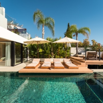 Luxury renovated five bedroom villa with panoramic sea and mountain views in Nueva Andalucía Picture 47