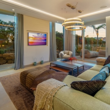 Contemporary villa with modern architecture and panoramic coastal views set in the elevated surroundings of Nueva Andalucía Picture 10