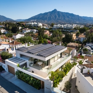 Luxury renovated five bedroom villa with panoramic sea and mountain views in Nueva Andalucía Picture 48