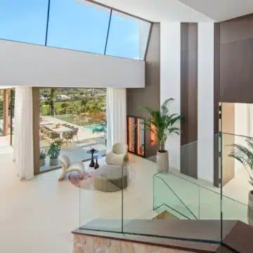 Stylish five bedroom villa with Panoramic Views in Nueva Andalucia, Marbella Picture 4