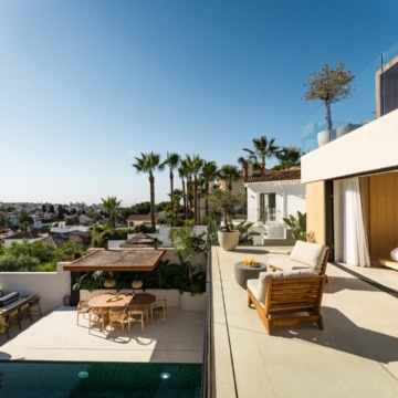 Luxury renovated five bedroom villa with panoramic sea and mountain views in Nueva Andalucía Picture 49