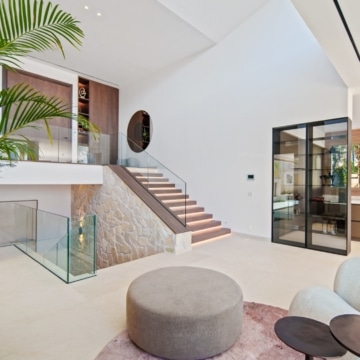 Stylish five bedroom villa with Panoramic Views in Nueva Andalucia, Marbella Picture 48