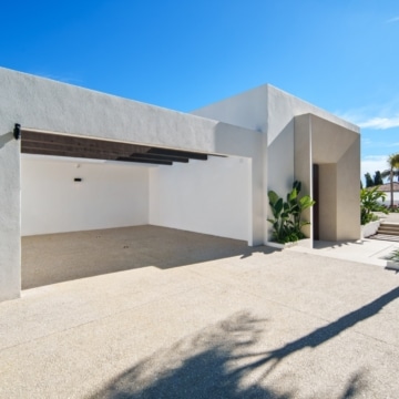 Stylish five bedroom villa with Panoramic Views in Nueva Andalucia, Marbella Picture 49