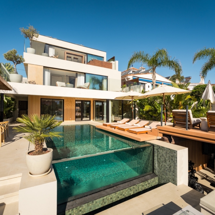 Luxury renovated five bedroom villa with panoramic sea and mountain views in Nueva Andalucía Picture