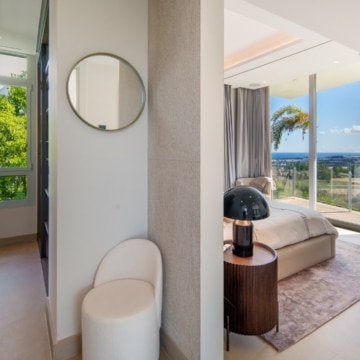 Contemporary villa with modern architecture and panoramic coastal views set in the elevated surroundings of Nueva Andalucía Picture 14