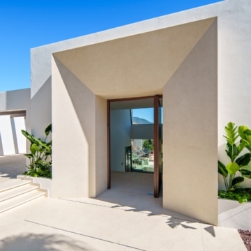 Stylish five bedroom villa with Panoramic Views in Nueva Andalucia, Marbella Picture 50