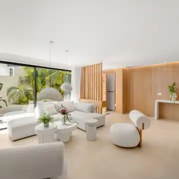 Luxury renovated five bedroom villa with panoramic sea and mountain views in Nueva Andalucía Picture 14