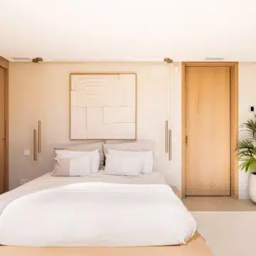 Luxury renovated five bedroom villa with panoramic sea and mountain views in Nueva Andalucía Picture 17