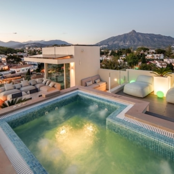 Contemporary villa with modern architecture and panoramic coastal views set in the elevated surroundings of Nueva Andalucía Picture 53