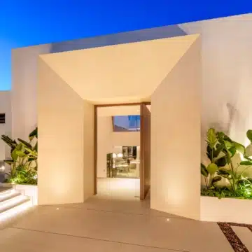 Stylish five bedroom villa with Panoramic Views in Nueva Andalucia, Marbella Picture 1