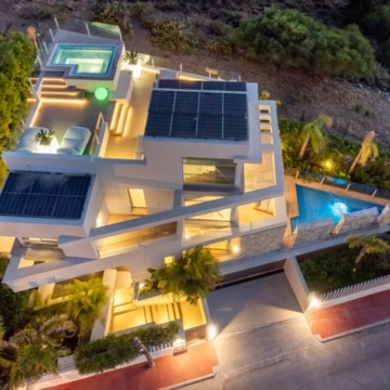 Contemporary villa with modern architecture and panoramic coastal views set in the elevated surroundings of Nueva Andalucía Picture 55