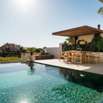 Luxury renovated five bedroom villa with panoramic sea and mountain views in Nueva Andalucía Picture 54