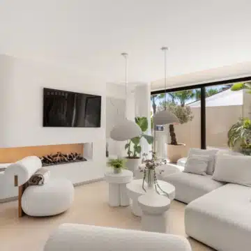 Luxury renovated five bedroom villa with panoramic sea and mountain views in Nueva Andalucía Picture 13