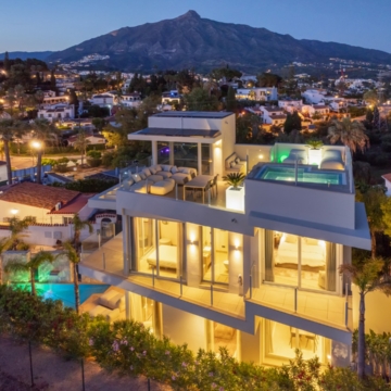 Contemporary villa with modern architecture and panoramic coastal views set in the elevated surroundings of Nueva Andalucía Picture 58
