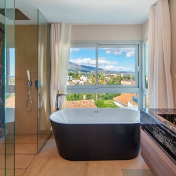 Contemporary villa with modern architecture and panoramic coastal views set in the elevated surroundings of Nueva Andalucía Picture 15