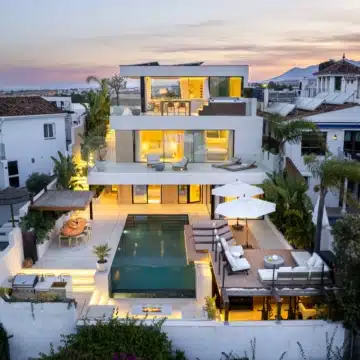 Luxury renovated five bedroom villa with panoramic sea and mountain views in Nueva Andalucía Picture 9