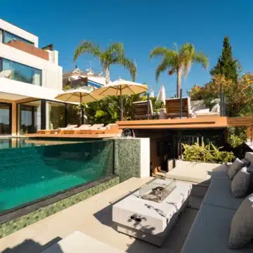 Luxury renovated five bedroom villa with panoramic sea and mountain views in Nueva Andalucía Picture 15