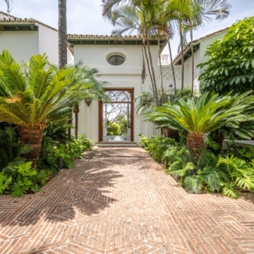 Elegant six-bedroom villa located in the prestigious gated community of Sierra Blanca, Marbella Golden Mile Picture 32