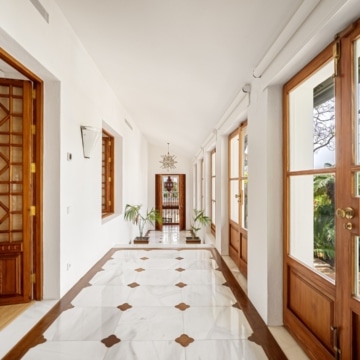 Elegant six-bedroom villa located in the prestigious gated community of Sierra Blanca, Marbella Golden Mile Picture 15