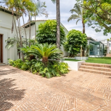 Elegant six-bedroom villa located in the prestigious gated community of Sierra Blanca, Marbella Golden Mile Picture 33
