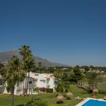Beautiful 4-bedroom apartment in the prime location of Aloha, Nueva Andalucia Picture 3