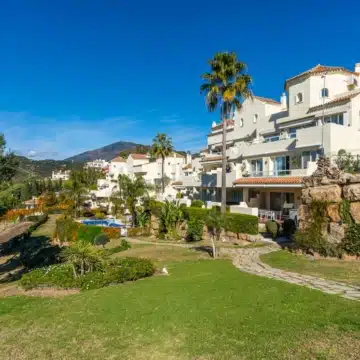 Bright and spacious apartment in the prestigious gated community of Ocean Pines in Benahavís Picture 0