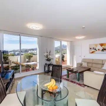 Bright and spacious apartment in the prestigious gated community of Ocean Pines in Benahavís Picture 3