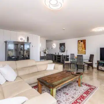 Bright and spacious apartment in the prestigious gated community of Ocean Pines in Benahavís Picture 1