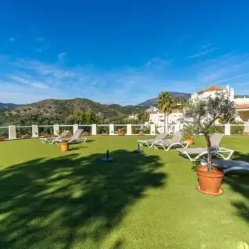 Bright and spacious apartment in the prestigious gated community of Ocean Pines in Benahavís Picture 5