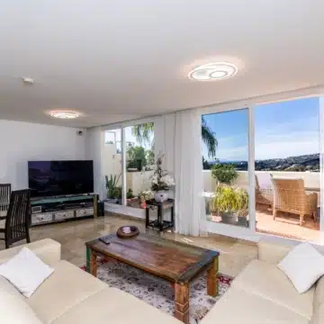 Bright and spacious apartment in the prestigious gated community of Ocean Pines in Benahavís Picture 6