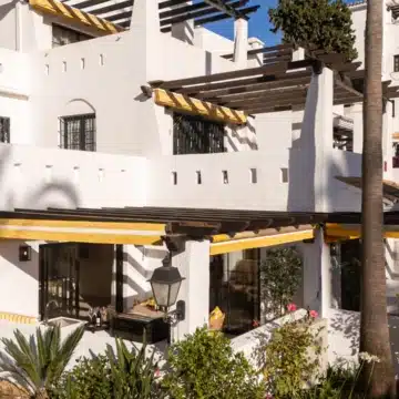 Stunning 3-bedroom apartment in the prestigious gated community of Aldea Blanca, Nueva Andalucia Picture 4
