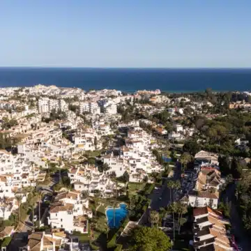 Stunning 3-bedroom apartment in the prestigious gated community of Aldea Blanca, Nueva Andalucia Picture 6
