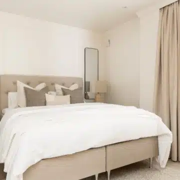 Stunning 3-bedroom apartment in the prestigious gated community of Aldea Blanca, Nueva Andalucia Picture 2