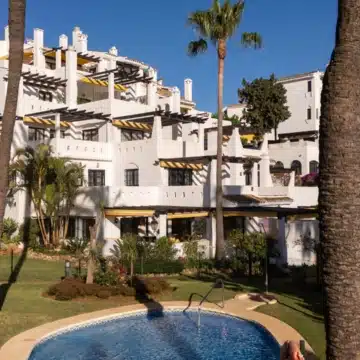 Stunning 3-bedroom apartment in the prestigious gated community of Aldea Blanca, Nueva Andalucia Picture 0