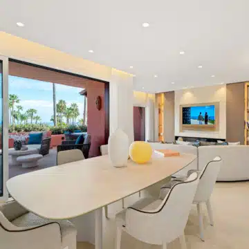 Beautiful renovated beachfront apartment in Cabo Bermejo, Estepona East Picture 2