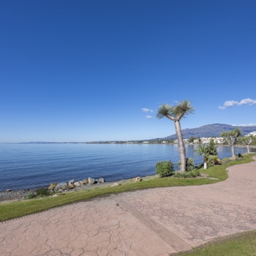 Beautiful renovated beachfront apartment in Cabo Bermejo, Estepona East Picture 19