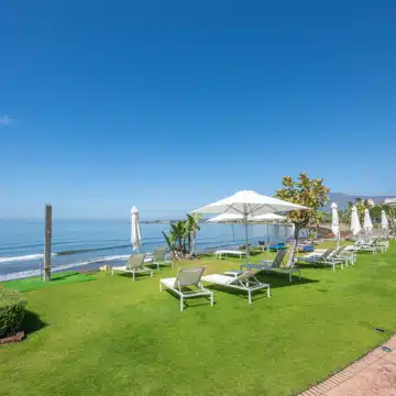 Beautiful renovated beachfront apartment in Cabo Bermejo, Estepona East Picture 5
