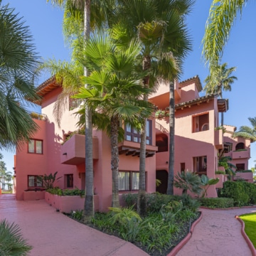 Beautiful renovated beachfront apartment in Cabo Bermejo, Estepona East Picture 11