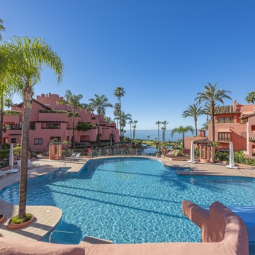 Beautiful renovated beachfront apartment in Cabo Bermejo, Estepona East Picture 13