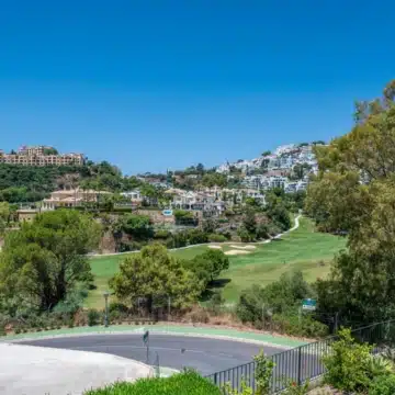 Stylish Designer Townhouse with Panoramic Views in La Quinta Hills, Benahavis Picture 3