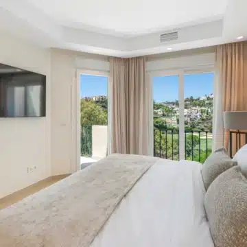 Stylish Designer Townhouse with Panoramic Views in La Quinta Hills, Benahavis Picture 17