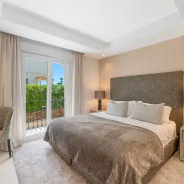 Stylish Designer Townhouse with Panoramic Views in La Quinta Hills, Benahavis Picture 4