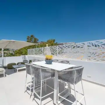 Stylish Designer Townhouse with Panoramic Views in La Quinta Hills, Benahavis Picture 2