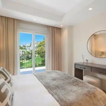 Stylish Designer Townhouse with Panoramic Views in La Quinta Hills, Benahavis Picture 14