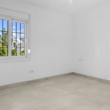 Refurbished 3-bedroom groundfloor apartment in the highly sought-after Malambo, Nueva Andalucía Picture 9