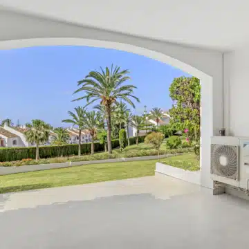 Refurbished 3-bedroom groundfloor apartment in the highly sought-after Malambo, Nueva Andalucía Picture 2